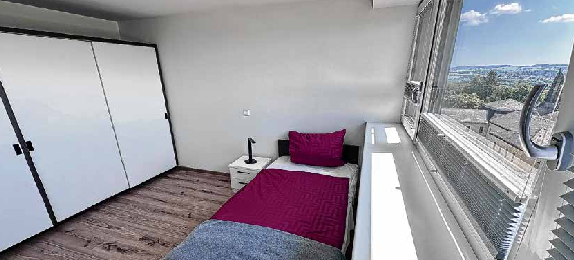 Der Schlafbereich mit Bett und Schränken.