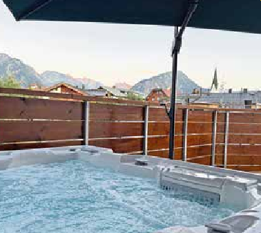 Private Spa mit Jacuzzi und Bergblick.