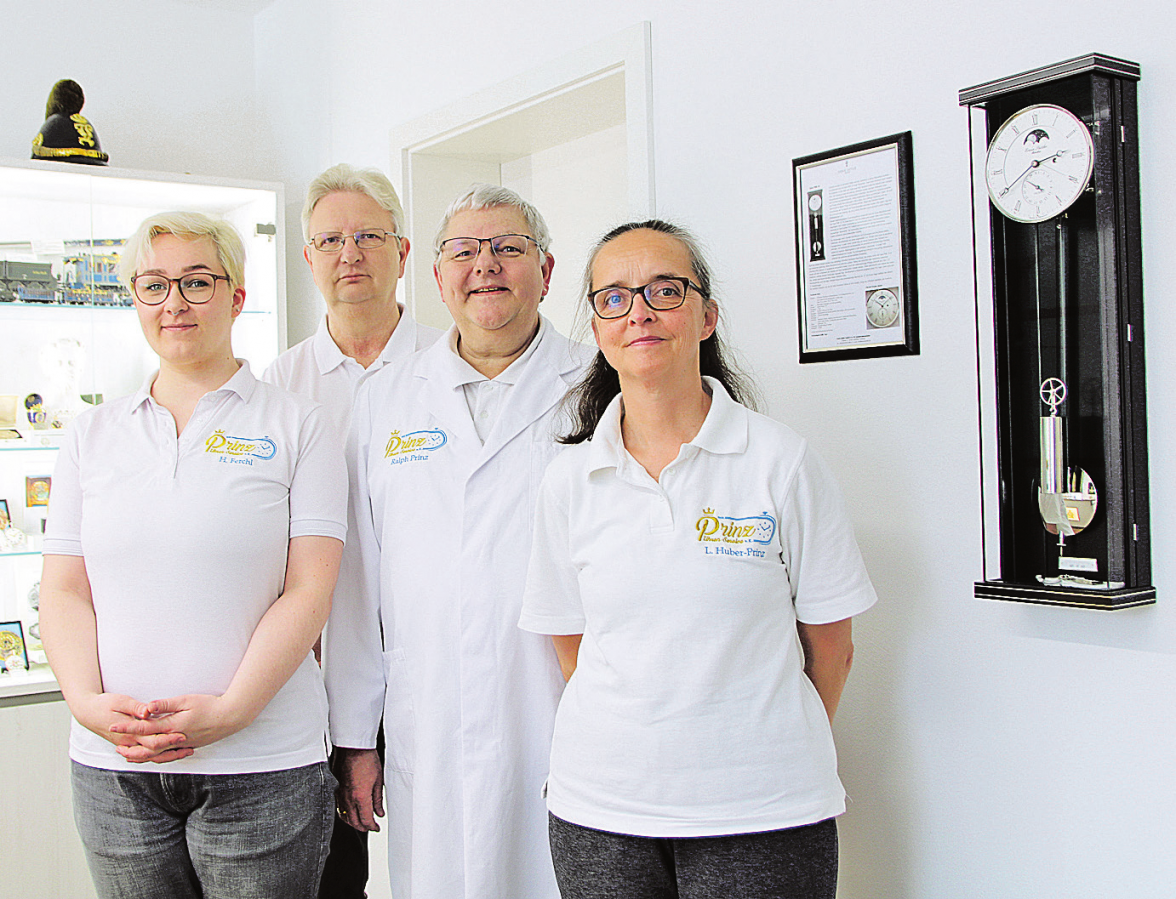 Hannah Ferchl, Hartmuth Bochinski, Ralph Prinz und Luitgard Huber-Prinz, die für alle Büroarbeiten zuständig ist (von links).