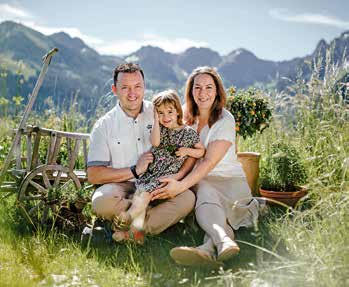 Manuel und Andrea Riezler mit Tochter Leia (5 Jahre) begrüßen und betreuen die Gäste in ihrem neu gestalteten Appartement-Hotel Garni. Fotos: Sascha Gast, stock.adobe / © 4Max