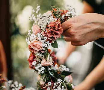 Blumenkränze feiern ihr Comeback bei Bräuten und gehören zu den Hochzeitstrends 2024. © Simon/stock.adobe.com