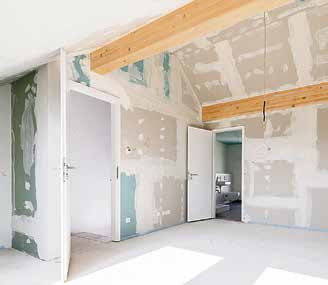 Mit der richtigen Förderung können Immobilienkäufer viel Geld sparen. Davon profititieren auch junge Familien, die sich den Traum von den eigenen vier Wänden erfüllen möchten.