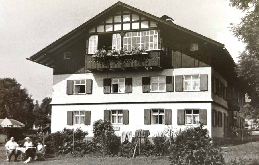 Sich die Gastfreundschaft als Familientradition zu bewahren, war den Inhabern Steffi Probst-Jörg und Johannes Jörg von Beginn an wichtig. Der Neubau soll die Geschichte des Hauses am selben Ort fortführen - stets mit den eigenen Wurzeln im Blick.
