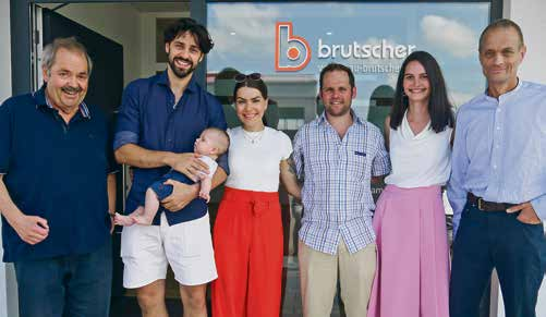 Familie Brutscher freut sich über den Neubau in Seifen von links: Ferdinand Brutscher, Benjamin und Patrizia Steffan mit Sohn Leon Benjamin, Geschäftsführer Maximilian F. Brutscher mit Ehefrau Marie-Theres und Max Brutscher. Fotos: Markus Pfeiffer