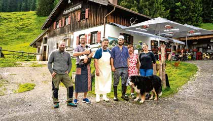 Das Alpteam im Sommer 2025 v.l.n.r.: Peter Krumbacher, Christian Schiefer (mit Katze Pomelo), Senner Alfred Müller, Hirte Sebastian Weiler, Barbara Müller, Betti Zid und Hund Bella.