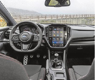 Das sportliche Cockpit mit analogen Instrumenten und Touchscreen.
