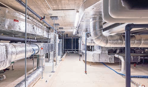 Zwischengeschoss mit abgehängter Holzdecke für Lüftungsanlagen und Steuerungskästen der Haustechnik.