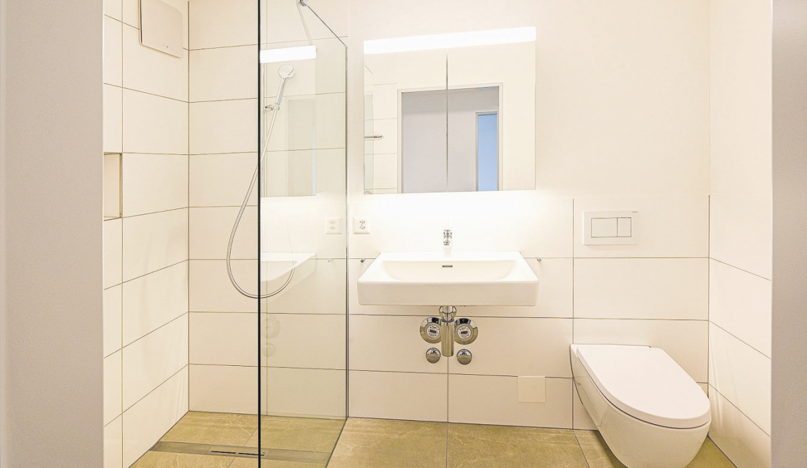 Wohlfühloase in hellem Glanz: das renovierte Badezimmer. NACHHER