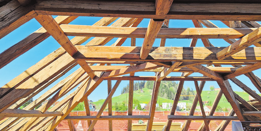 Blick in den Dachstuhl vor dem Verlegen der PV-Dachziegel. Bilder: zvg