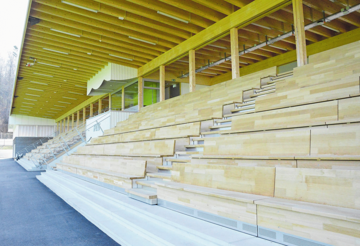 Die Tribüne umfasst 600 Sitzplätze, zwei Garderoben und das Vereinsbeizli.
