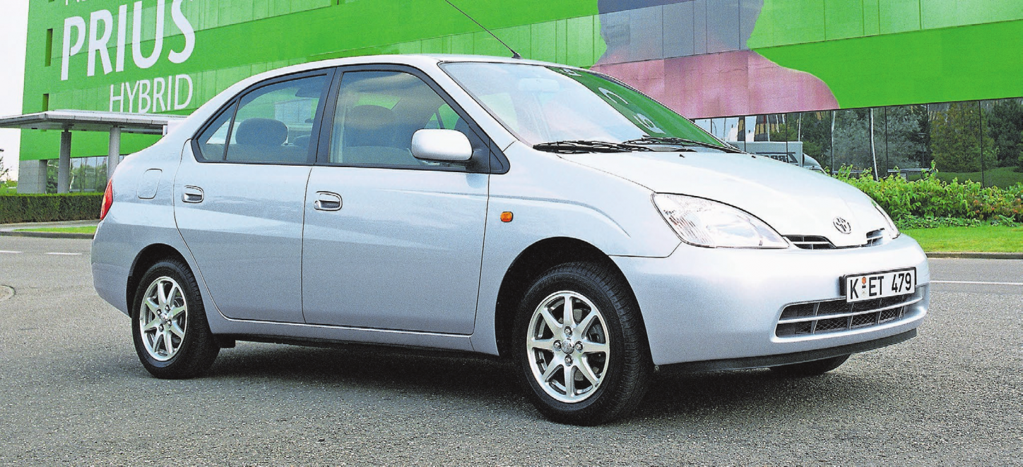 Vergangenheit und Zukunft: Der Toyota Prius der ersten Generation von 1997 und der Toyota Corolla Concept als Ausblick auf Toyotas Zukunft. Bilder: zvg