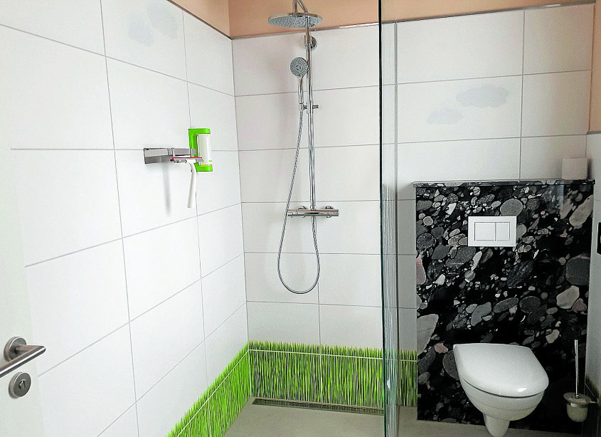 Das Badezimmer ist ausgestattet mit bodenebener Dusche, die Küche ist komplett eingerichtet mit Backofen, Geschirrspüler und Kühlschrank. Eine Mikrowelle und eine Kaffeemaschine runden die Ausstattung ab. Fotos: saw