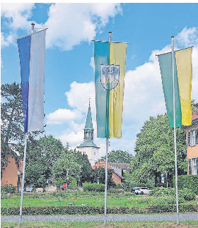 Auch die Fahnen vor dem Rathaus künden vom Schützenfest. Foto: privat