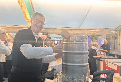 Bürgermeister Armin Pollehn eröffnet das Burgdorfer Volksund Schützenfest mit dem Fassanstich. Foto: Archiv HAZ/NP