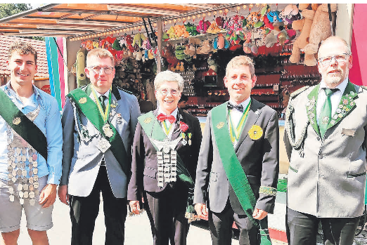 Für die Majestäten von 2023 endet die Amtszeit mit der Proklamation am Freitag: Volkskönig Marc-Luca Heinze (von links), König Auflage Ingo Bähre, Schützenkönigin Heike Helbing, König Freihand Jörg Ehrhardt und Silbervogelkönig Cord-Christian Hansen. Foto: privat