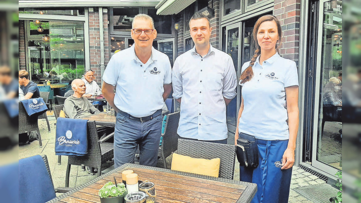Geschäftsführer Philipp Kredig: Das Lehrter Leben auf der Terrasse der Brasserie Classic beobachten