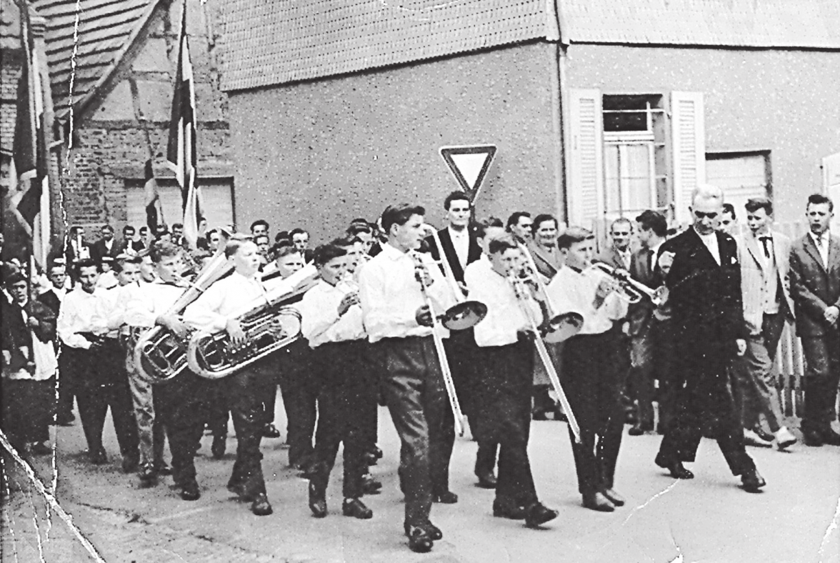Die Jugend des Vereins am Weißen Sonntag um 1960.
