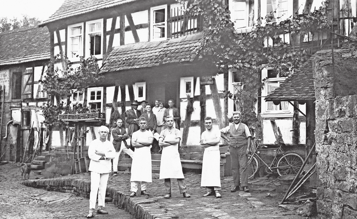 Bäckermeister Kalbfleisch mit seiner Mannschaft etwa im Jahr 1915.