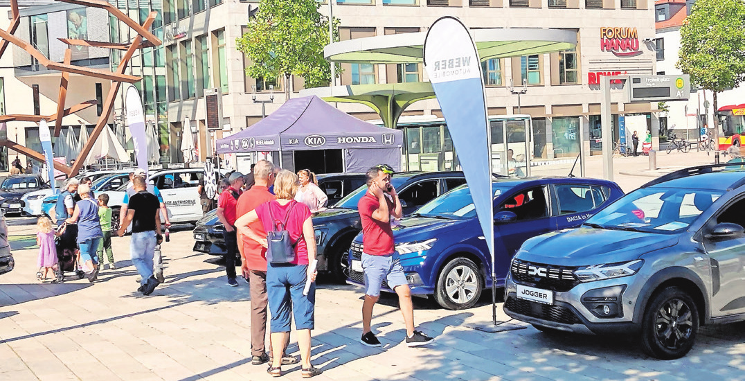 Bei sonnigem Spätsommerwetter kamen viele Besucher, um die neuesten Fahrzeugmodelle auf dem Hanauer Freiheitsplatz in Augenschein zu nehmen. Fotos: Schmidt