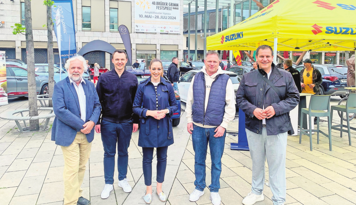 Eröffnen die Hanauer Autoshow: Dr. Ralf Rainer Piesold, ehrenamtlicher Kreisbeigeordneter, Pascal Reddig, Fraktionsvorsitzender der CDU im Hanauer Stadtparlament, Stadträtin Isabelle Hemsley, Christian Obst vom DPN und HMG-Geschäftsführer Daniel Freimuth (von links) waren dabei.