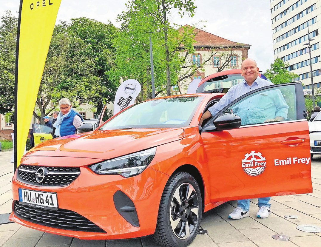 Kleinwagen mit großem Platzangebot: Der neue Corsa E in schnittigem Orange beim Autohaus Emil Frey/Hessengarage.