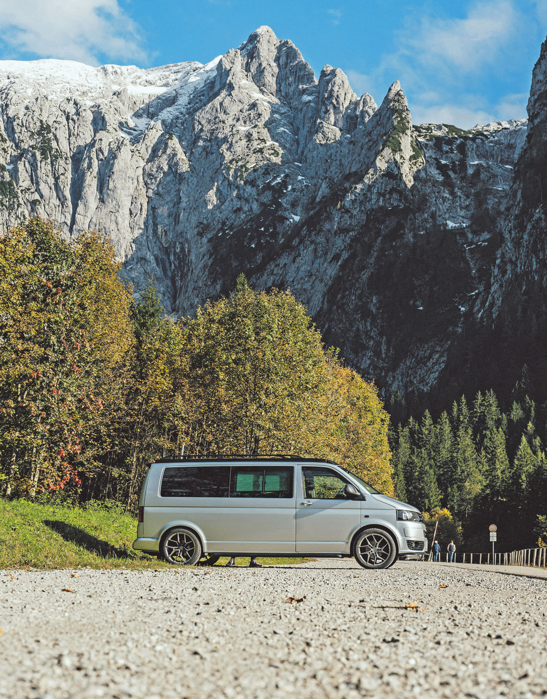 Wer wild campen möchte, muss darauf achten, dass der Stellplatz jenseits der klassischen Campingplätze auch legal ist. Viele Bauernhöfe oder Weingüter bieten heute kleine Privat-Stellflächen an. Foto: DJD/Continental Reifen/Adam Lievesley