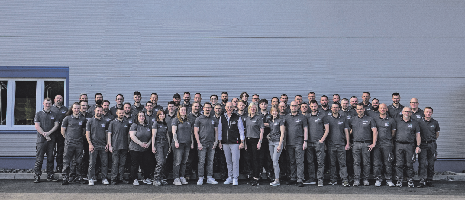 Auf dem Mannschaftsbild das 60-köpfige Team.