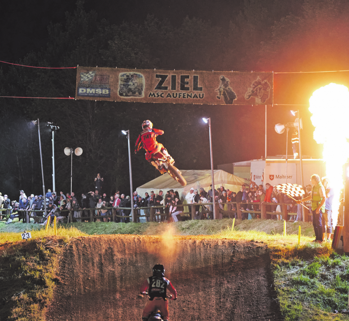 Nächtliche Action pur gibt es beim Flutlicht-Motocross in Aufenau.