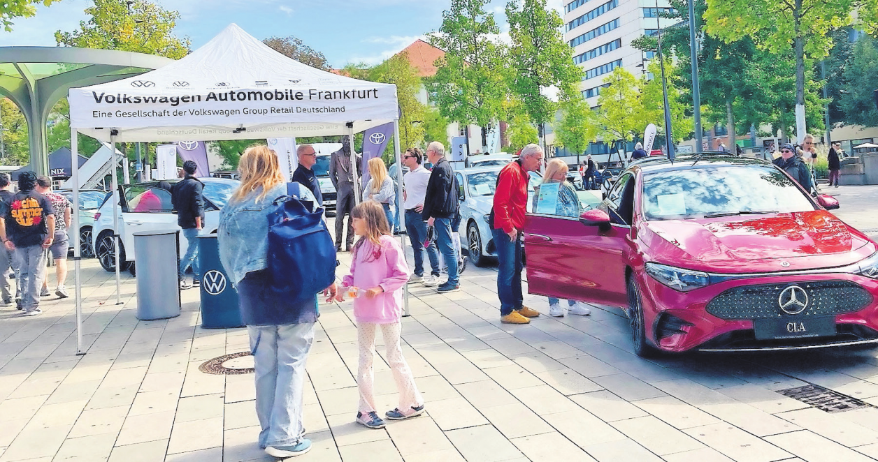 Die automobile Vielfalt auf dem Freiheitsplatz zog viele Besucher an.