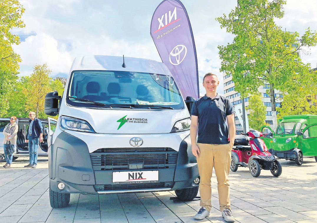 Das Autohaus Nix hatte diesmal den Fokus auf Nutzfahrzeuge gelegt wie den vollelektrischen Toyota Proace Max.