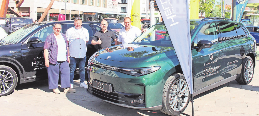Nicole Rasch, Arthur Chmielewski, Manfred Müller und Geschäftsführer Oliver Birnbaum vom Autohaus Hellmann in Hanau präsentierten einen vollelektrischen Leapmotor C10 Promax Design.