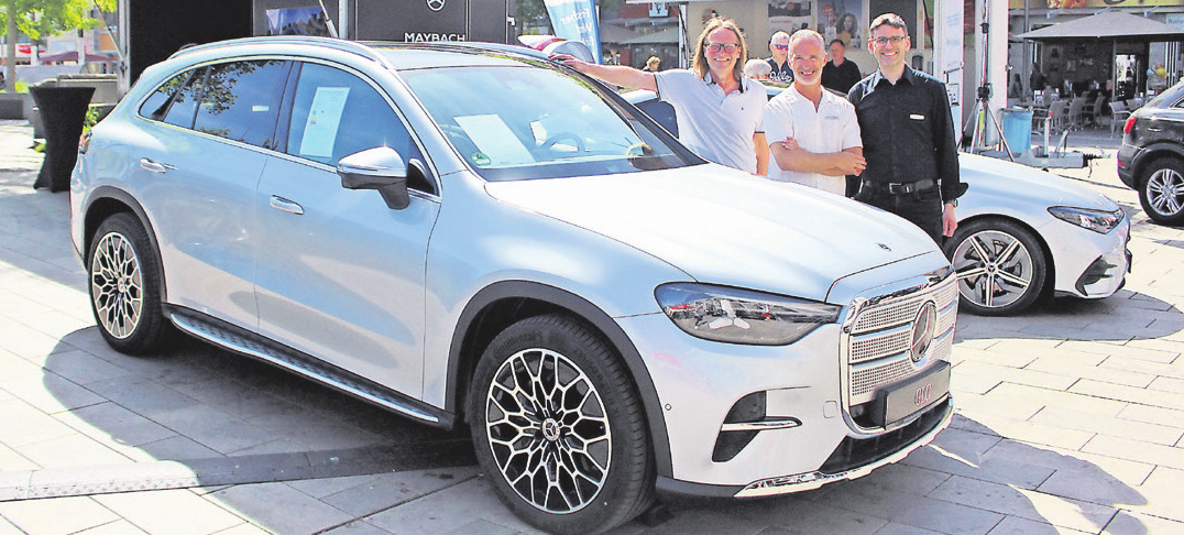 Stephan Beutel, Vincenzo Caputo und Simon Stanjek (v. I. n. r.) von der Mercedes-Niederlassung Hanau präsentierten u. a. einen vollelektrischen Mercedes GLC 400 EQ.