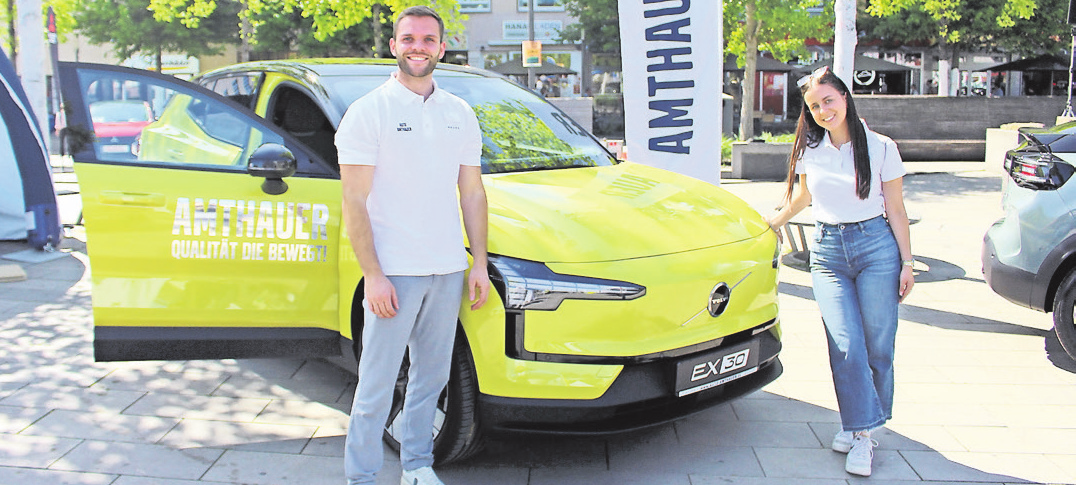 Verkaufsberater Noel Lalic und Verkaufsassistentin Layla Veletanlic vom Autohaus Amthauer in Hanau präsentierten u. a. einen Volvo EX30 electric.