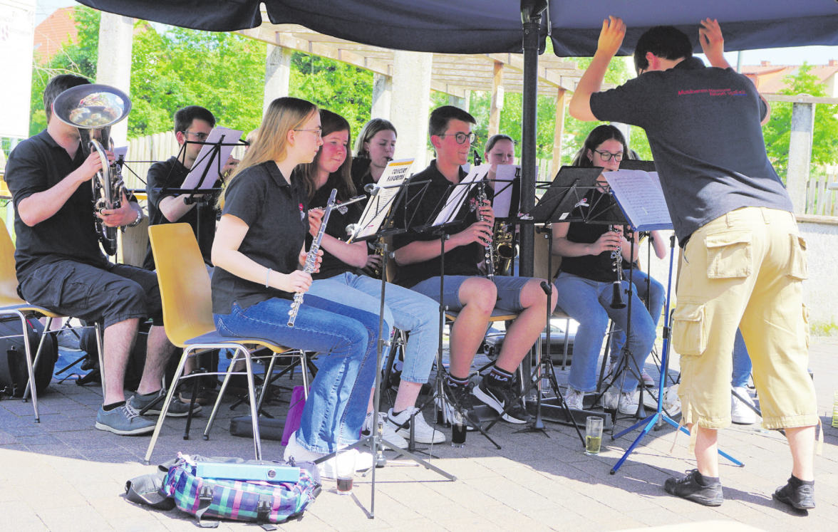 Das Jugendorchester des Musikvereins Harmonie Neuses mit seinem Dirigenten Martin Jackel unterhält gerne auch bei Festen in der Region, so wie hier beim Scheunenfest 2023 in Neuenhaẞlau.