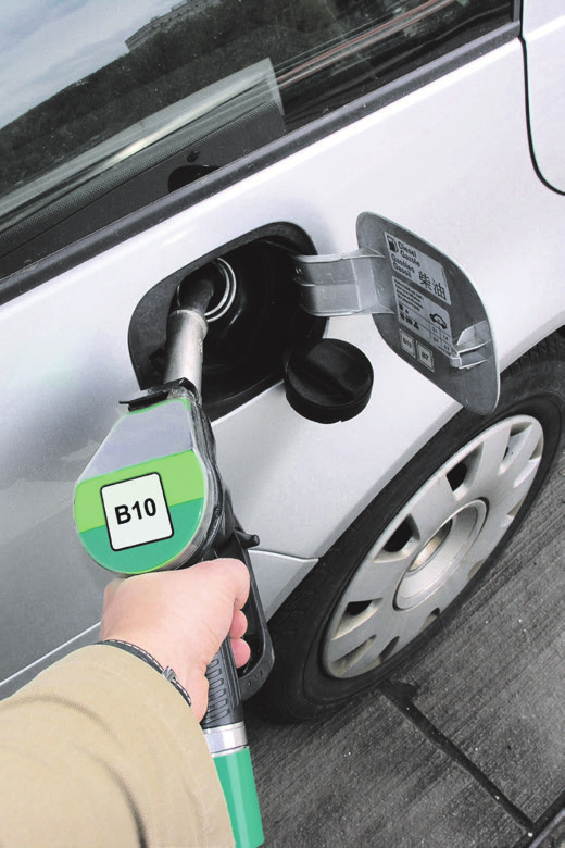 Mit Biodiesel-Beimischungen lassen sich Treibhausgasemissionen bereits heute reduzieren, ohne dass Autofahrer gleich auf ein neues Fahrzeug umsteigen müssen. Foto: DJD/Verband der Deutschen Biokraftstoffindustrie