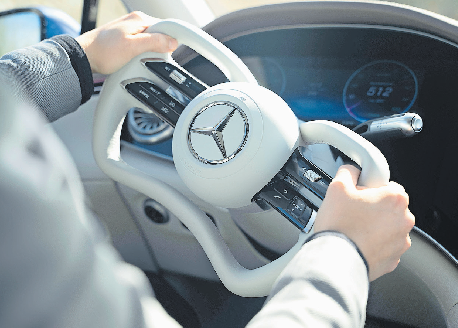 Das "Yoke" ersetzt das klassische Lenkrad. Bild: zvg