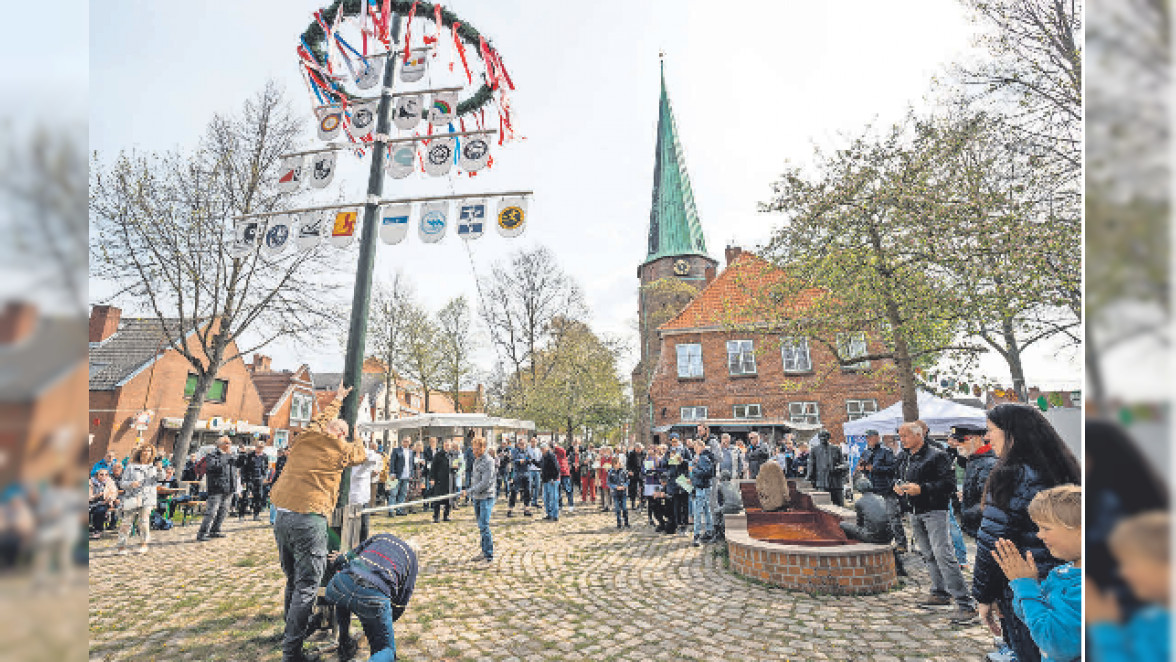 TDHG: Feier rund um den Maibaum vor der St. Lorenz-Kirche in Travemünde