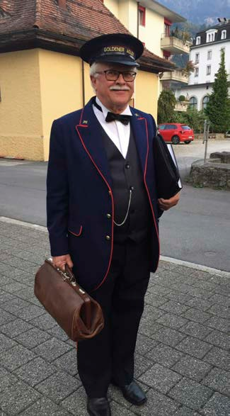 Josias Clavadetscher schlüpft in die Rolle des Concierge Xaveri Steiner. Bild: zvg