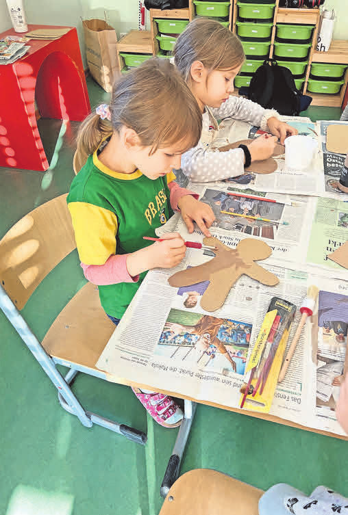 BASTELN, SPIELEN, SINGEN: Die Kinder der Grundschule des Evangelischen Schulzentrums Bad Düben arbeiten und proben gerade für das Musical ,,Die sonderbare Nacht". Zusammen mit der Kurrende und einem Orchester wird es im Dezember als Gemeinschaftsprojekt aufgeführt. Fotos: Nannette Hoffmann, Kevin Kittler