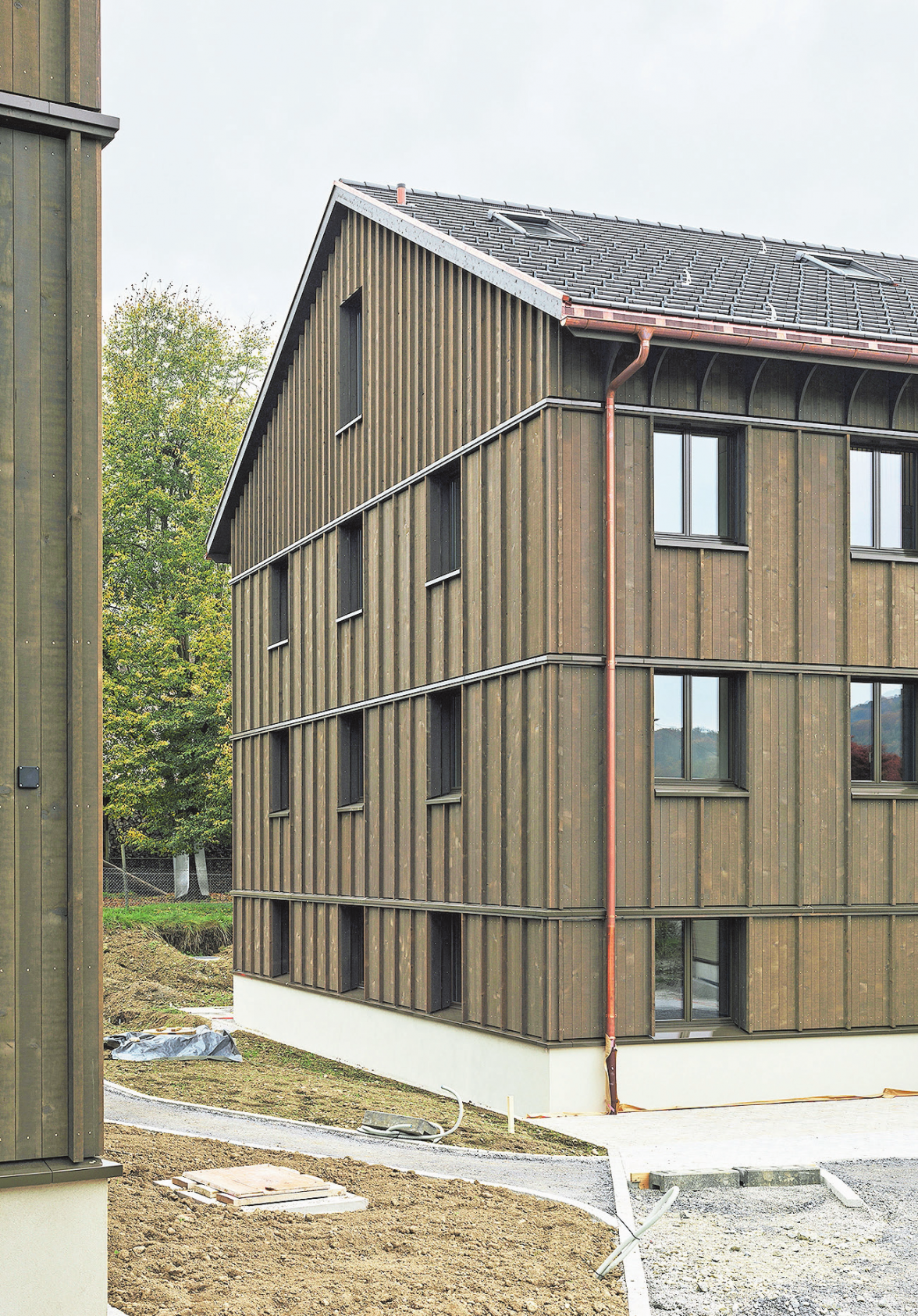 Ruhige Materialien und ausgewählte Details prägen das Erscheinungsbild.