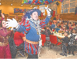 Der Kinderkostümball mit Ritter Belrem (Jörg Müller) in Dillweißenstein. ARCHIVFOTO: MEYER