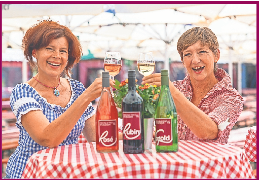 Annette Da Gaetano (links) und Waltraud Knöller stoßen auf ein erfolgreiches Oechsle Fest an. FOTO: RÖHR