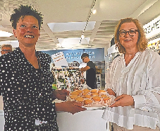 Immer gute Ideen: Claudia Eitel von der Tourist-Info mit Stadtführerin Christina Klittich (links).