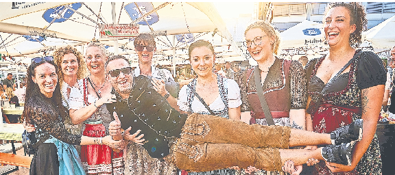Zünftig und fröhlich geht es auf Pforzheims Marktplatz zu.