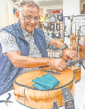 Norbert Habermann zieht im Musikhaus Schlaile kostenlos Saiten auf.