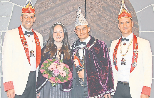 Prinz Luca I. und Prinzessin Monja I. (Mitte) mit Fledermaus-Vize-Präsident Raphael Reich (links) sowie Präsident Dominik Kern. FOTO: TINA WICKENHÄUSER