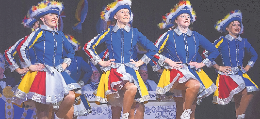 Die Beine fliegen hoch bei der Prunksitzung. FOTO: ROLLER