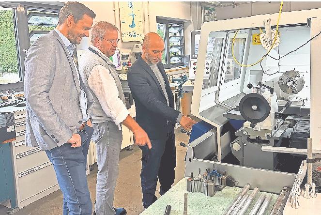 Auch Landrat Bastian Rosenau (links) weiß um den hohen Wert einer guten Ausbildung.