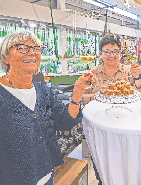 Andrea Schützle (links) vom gleichnamigen Porzellanhaus mit Olga Brossart