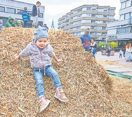 Auf der Strohhüpfburg gibt's viel Spaß für die Kleinen.